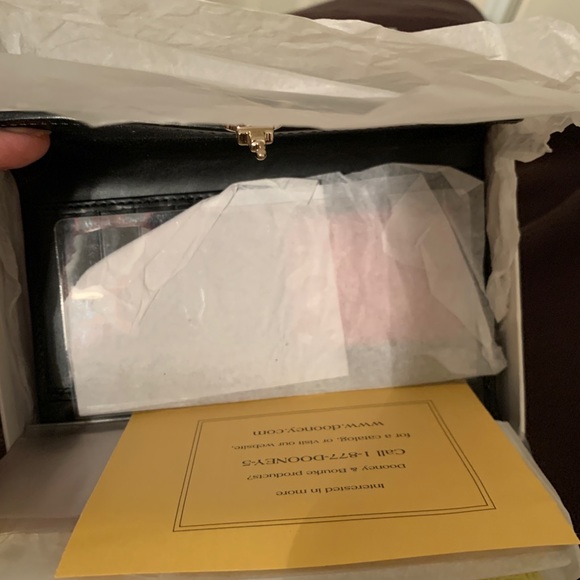 NWT Dooney & Bourke signature wallet - Picture 4 of 8